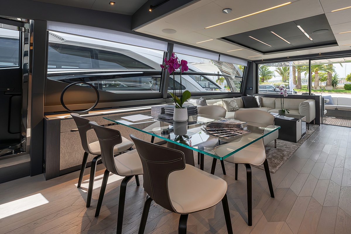 Продается моторная яхта PERSHING 8X 2022г.